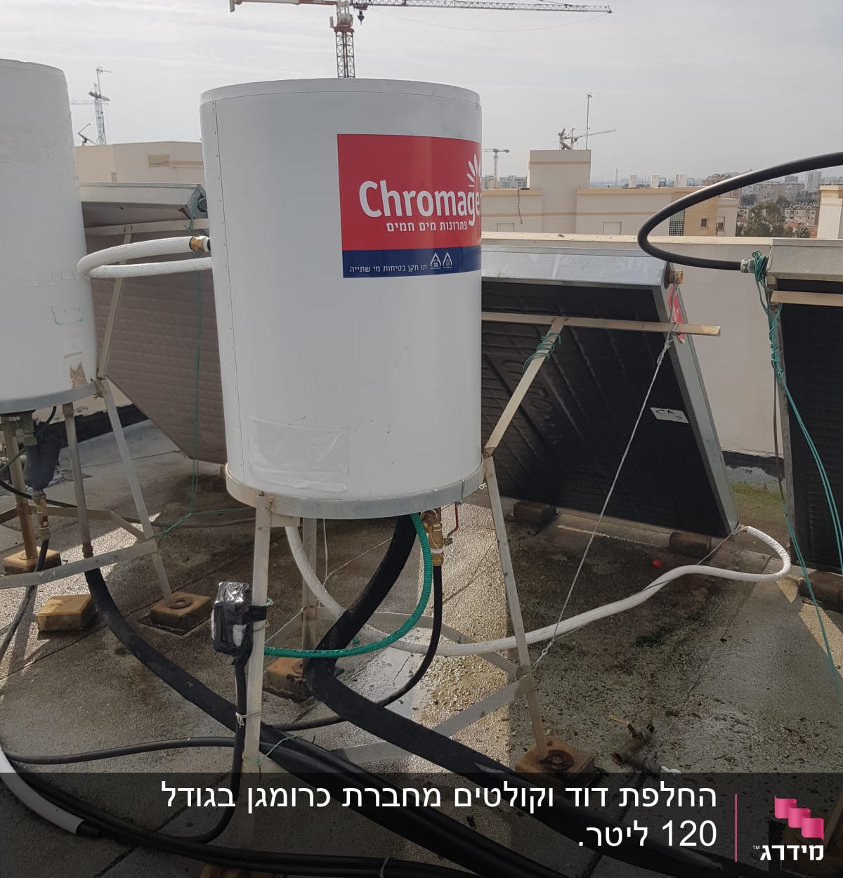 דוד שמש עם צינורות וחיבורים על גג